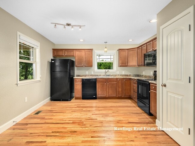 Building Photo - Charming Weaverville Bungalow
