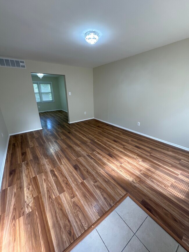 Building Photo - 8565 Gradien Dr