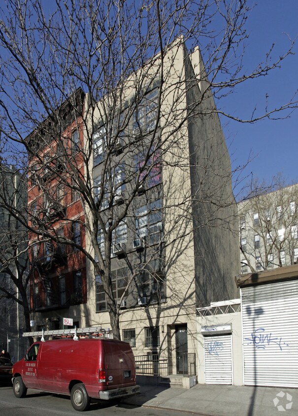 Foto del edificio - 643 E Ninth St