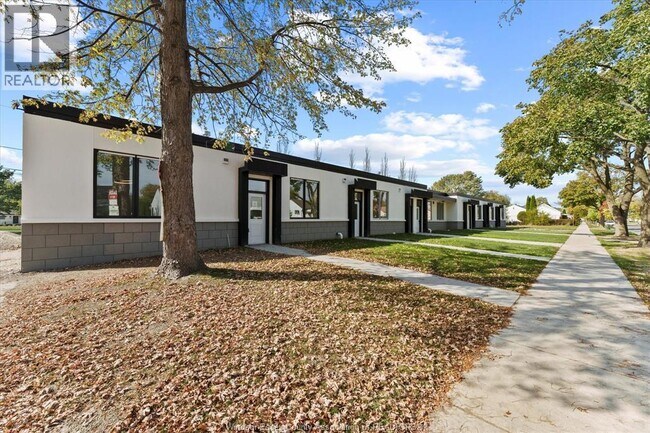 Building Photo - 2275 Wellesley Ave