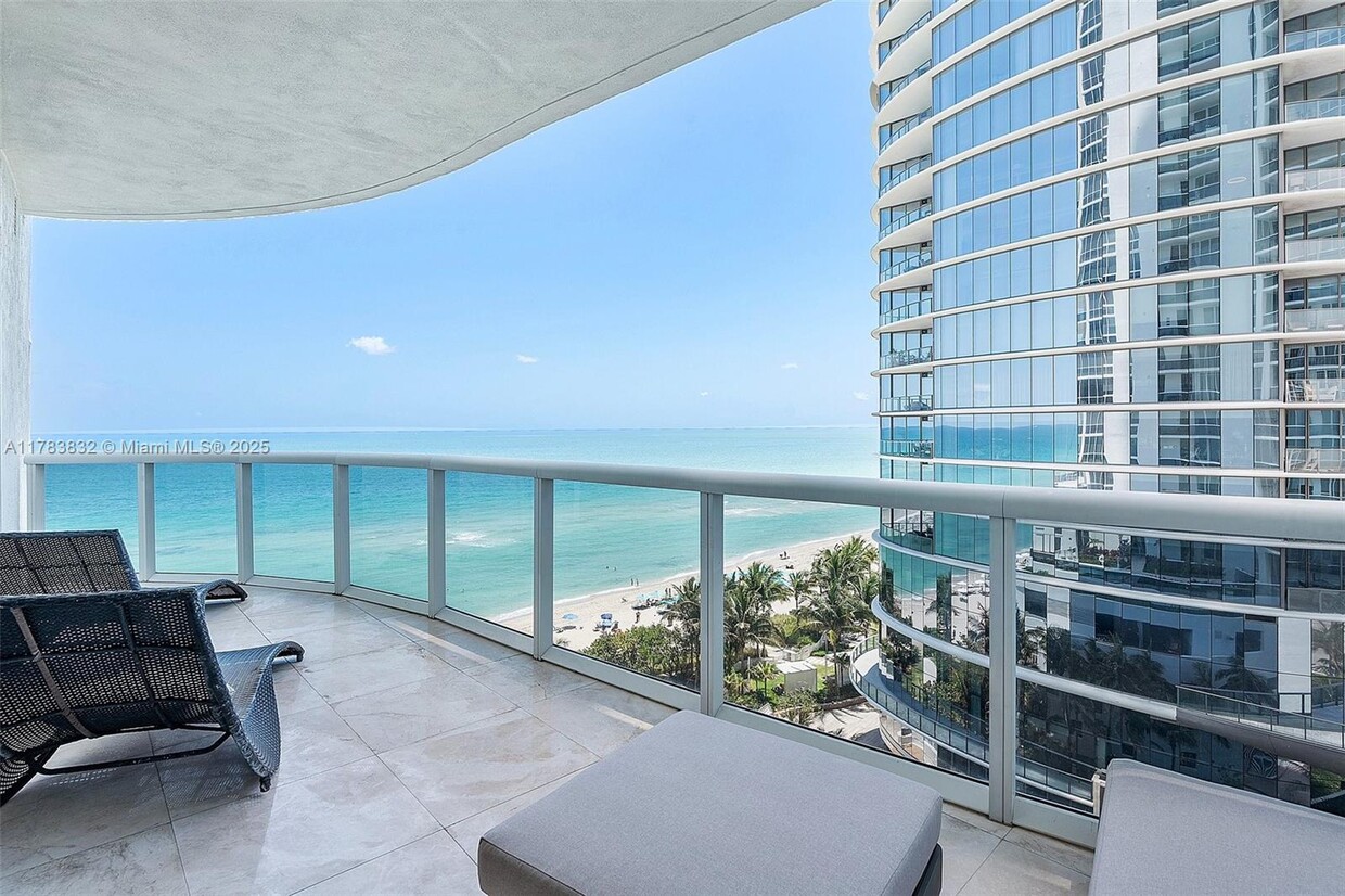 Foto principal - 15811 Collins Ave