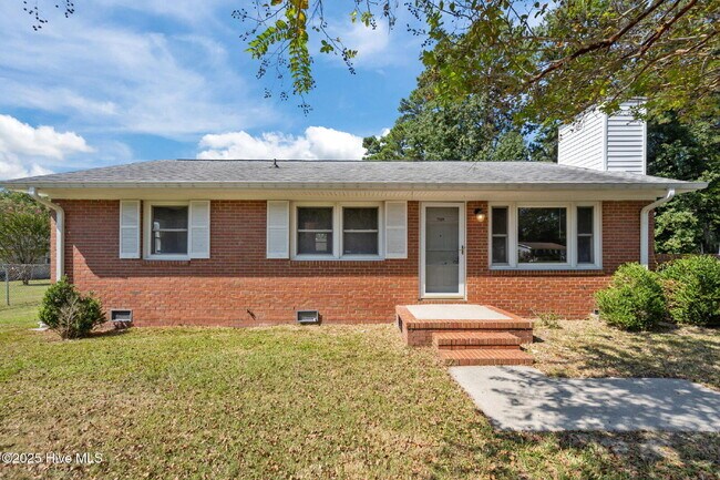 Foto del edificio - Nice 3 Bedroom Home -2503 Country Club Rd.