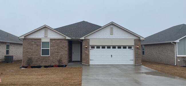 Building Photo - 3 Bedroom 2 Bathroom 2 Car Garage Home in Oakdale School District