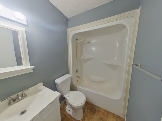 Building Photo - 608 Richmond N