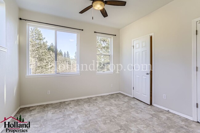 Building Photo - Tri-level townhome in Beaverton, Minutes f...