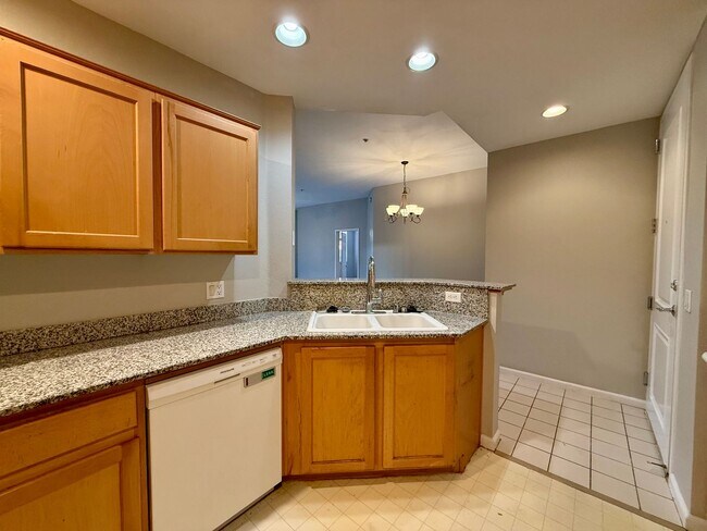 Building Photo - 2/BD 2/BA Third Floor Condo in Guard-Gated...