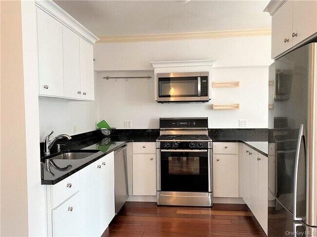 Building Photo - 1 S Astor St