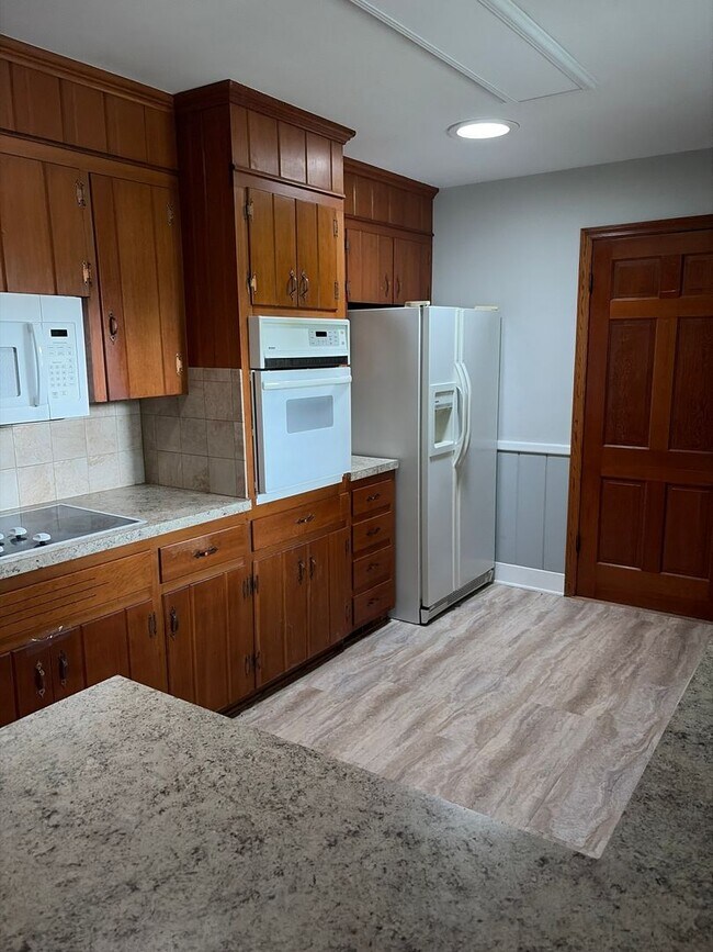Building Photo - 655 S Peace Haven Rd