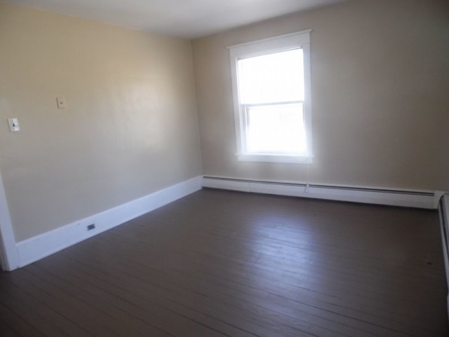 Building Photo - Large 3 Bedroom With Hardwood Floors