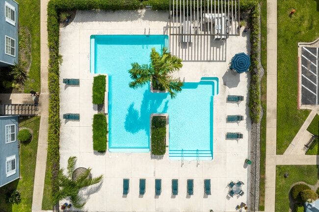 Contexto aéreo de la piscina de Keystone Apartments - Keystone Apartments