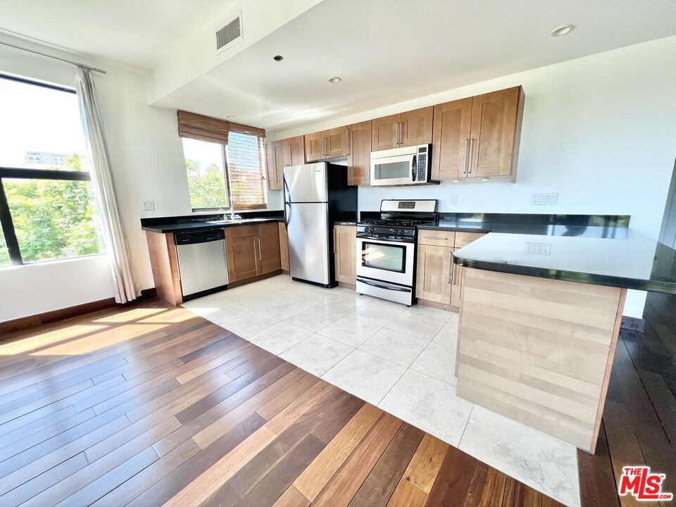 Foto principal - 8811 Burton Way