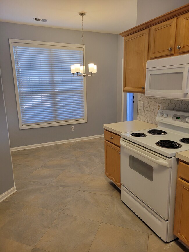 eat in kitchen - 3779 Town Square Cir NW
