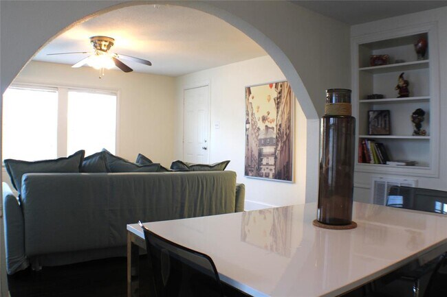 Foto del edificio - 1761 Michigan St