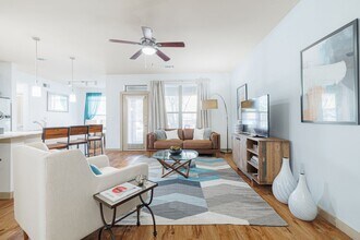 Building Photo - 1562 N Westgreen Blvd