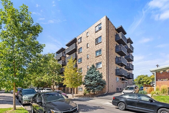 Building Photo - Condo with Mountain Views Near Wash Park &...