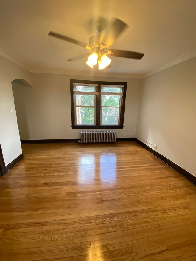 Building Photo - 5544 W Leland Ave