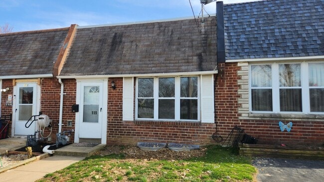 Row home with stainless appliances, central a/c, small pets ok*! - Row home with stainless appliances, central a/c, small pets ok*!