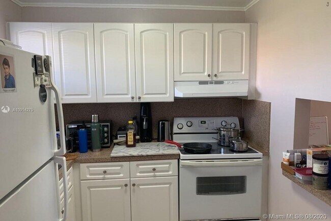 Foto del edificio - 8225 Sunrise Lakes Blvd