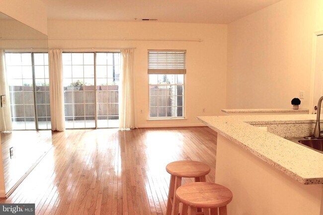 Building Photo - 4142 Fountainside Ln