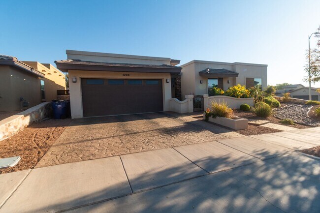 Building Photo - Stunning 4 bedroom, 2,5 bath home in West ...