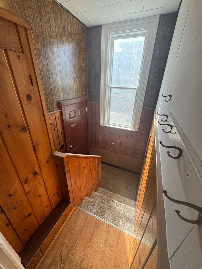 Building Photo - Beautiful 3 Bedroom 1.5 Bathroom Historic ...
