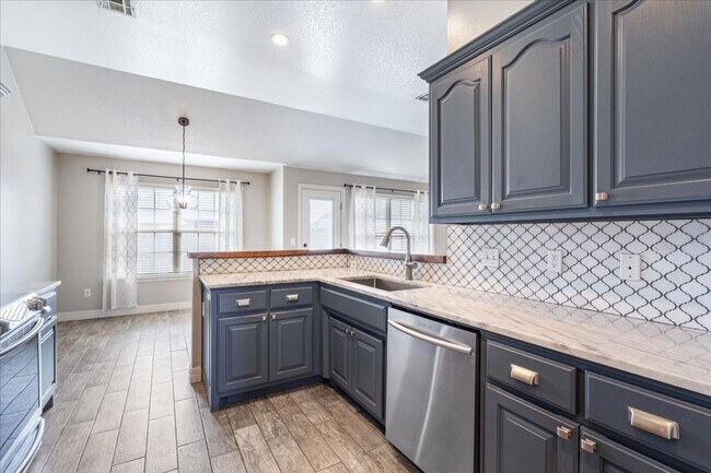Foto del edificio - Discover this spacious 4-bedroom, 2-bath home
