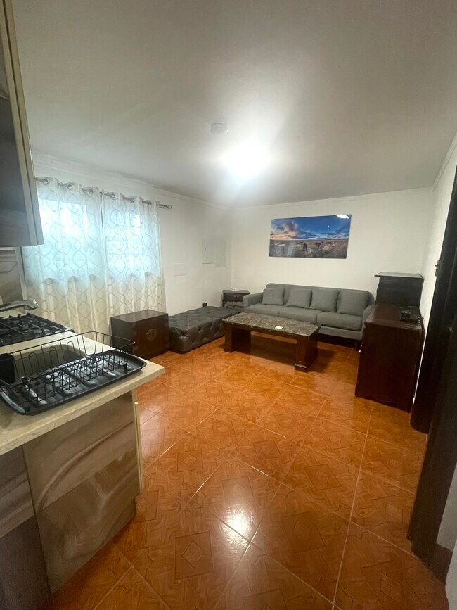 Foto del edificio - 1027 Hylan Blvd