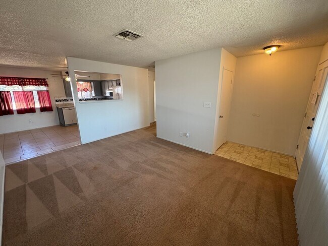 Building Photo - Charming home Available Now!