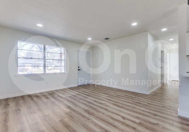 Foto del edificio - 1207 Crestridge Dr
