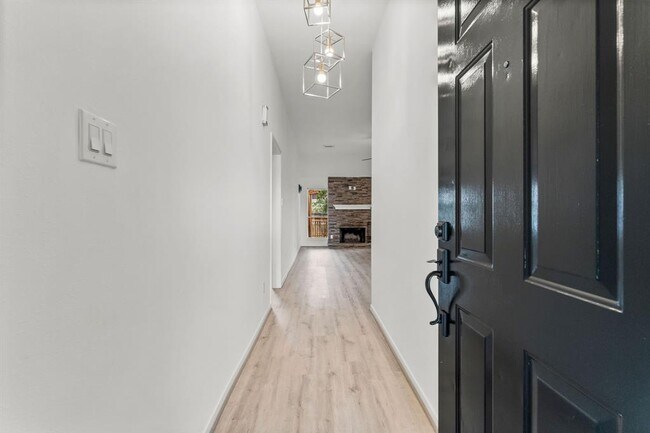 Foto del edificio - 351 Fantasy Ln