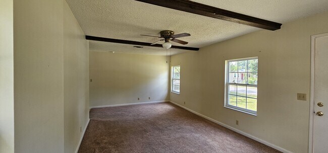 Foto del edificio - 725 Powell Dr