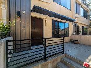 Building Photo - 2926 Rowena Ave