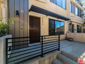 Building Photo - 2926 Rowena Ave