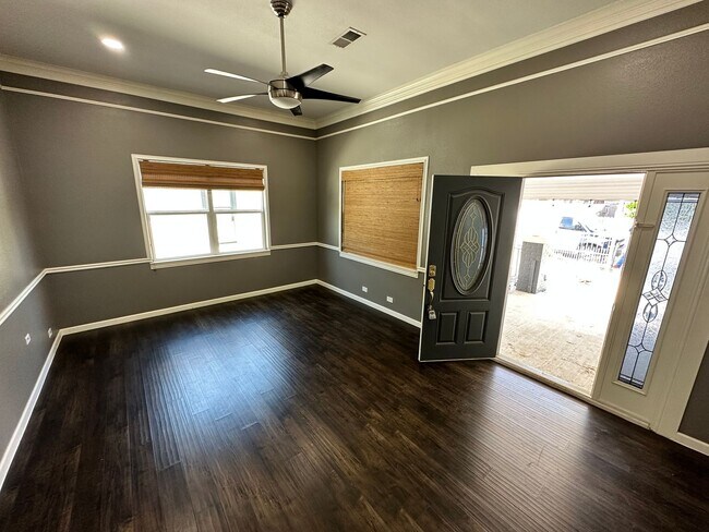 Foto del edificio - Make this Fairmount Showstopper Home!