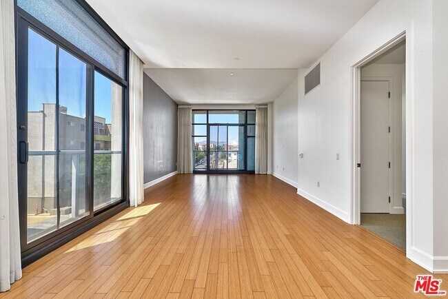 Foto del edificio - 3223 W 6th St