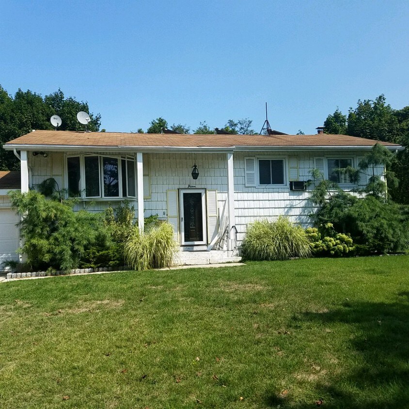 15 Clearview Dr, Wheatley Heights, NY 11798 Apartments in Wheatley