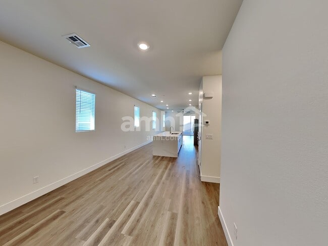 Foto del edificio - 510 Silverbell Fls Pl