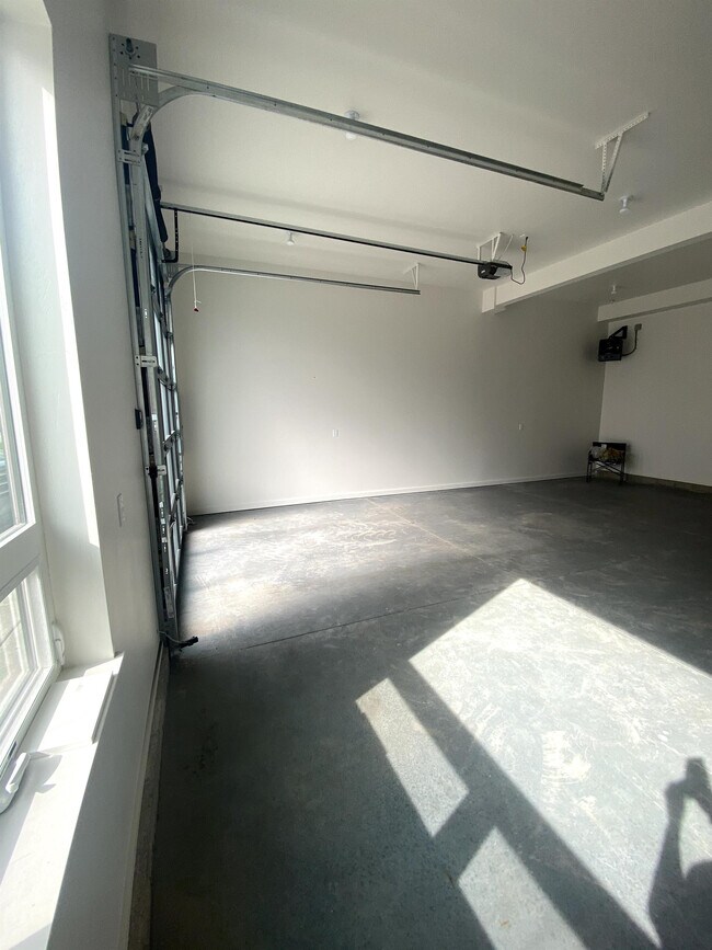 Building Photo - 617 Nikles Dr