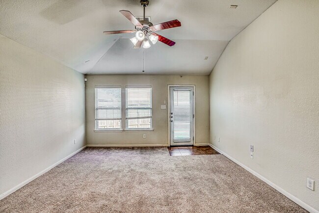 Foto del edificio - 2219 Diamond Crest Dr