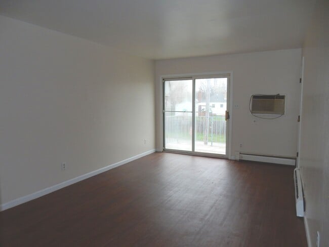 Living Room - 4522 Elliot Ave
