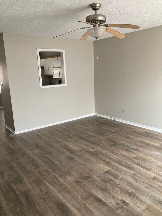 Building Photo - 3 Bedroom, 1.5 bath townhome!