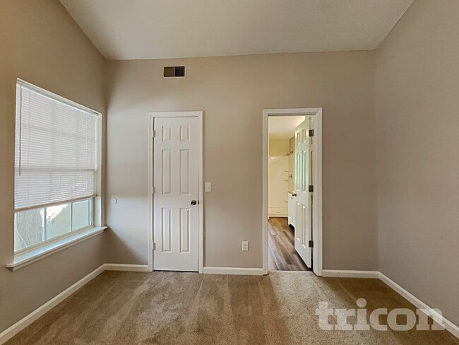 Foto del edificio - 111 Sweet Thorne Rd