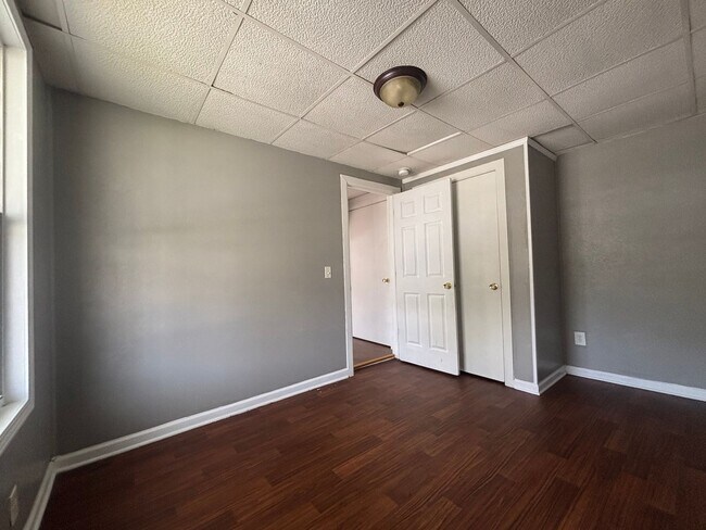 Foto del edificio - Rent this 4 Bedroom 1.5 bath Home availabl...