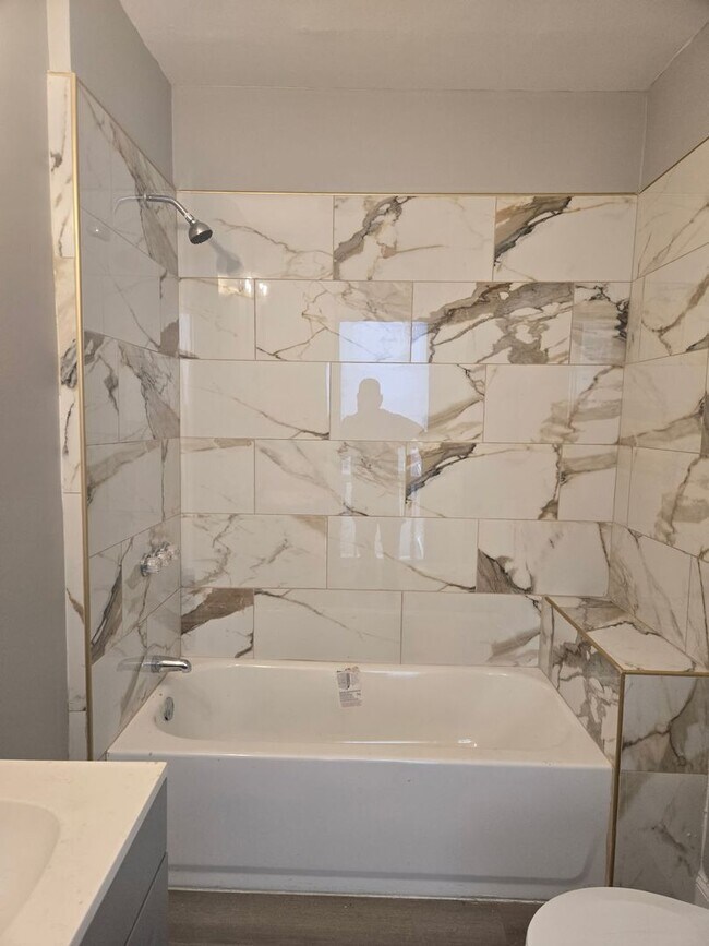 Foto del edificio - Beautiful 4-Bedroom Home with Central Air, Gas Heating  Laundry