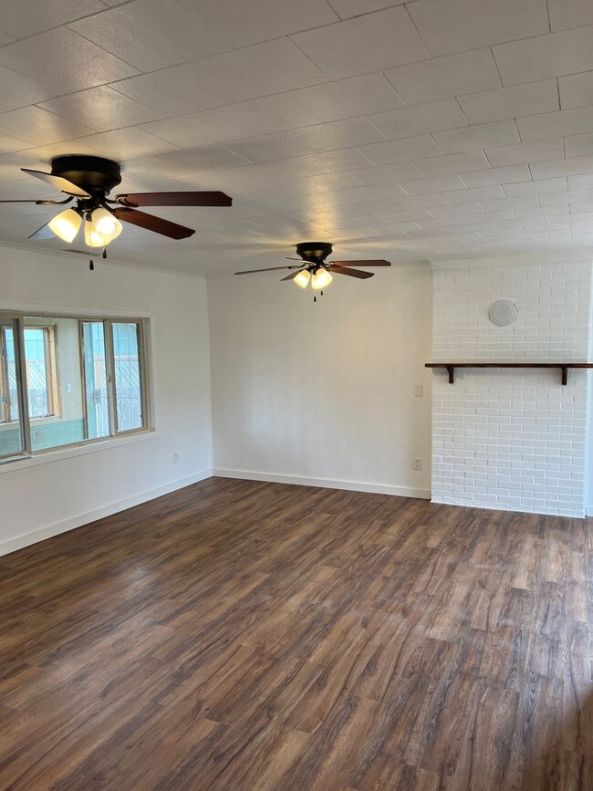 Building Photo - 2 Bedroom, 1 Bathroom Home