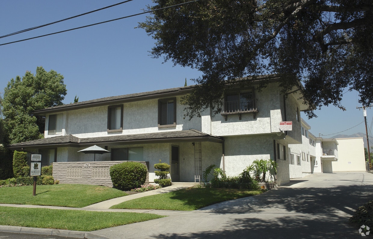 Building Photo - 121 E Live Oak St