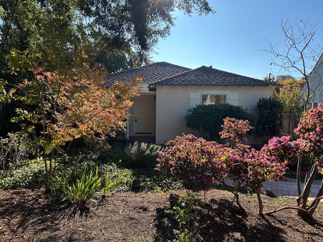 Foto principal - Charming Home For Rent -761 Nash Ave, Menlo Park- Great neighborhood!
