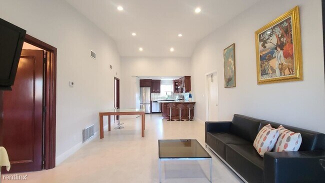 Building Photo - 2 br, 2 bath Condo - 50 SE 12th St Apt 226