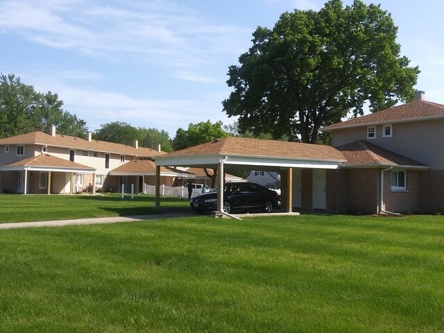 Building Photo - 227 Somonauk St