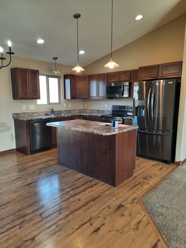 Foto del edificio - 4 BED | 3 BATH | DOUBLE GARAGE | MALL RIDGE